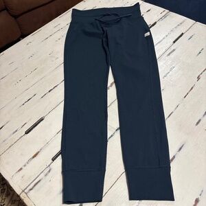 Vuori Daily Leggings in Navy SZ Small